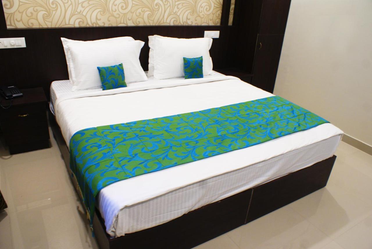 Collection O 8267 Galaxy Inn Kochi Exteriör bild