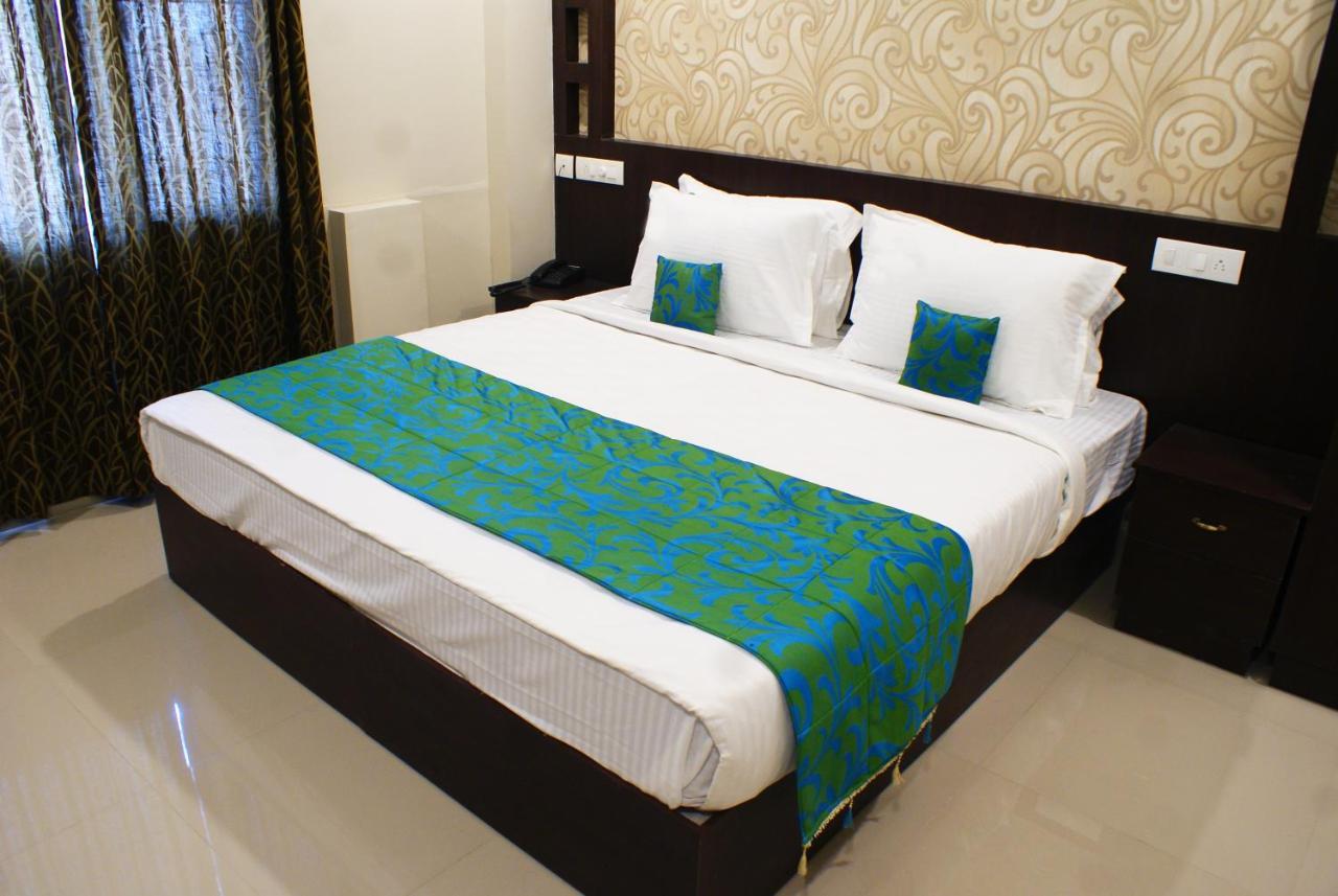 Collection O 8267 Galaxy Inn Kochi Exteriör bild