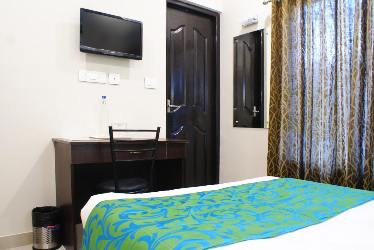 Collection O 8267 Galaxy Inn Kochi Exteriör bild