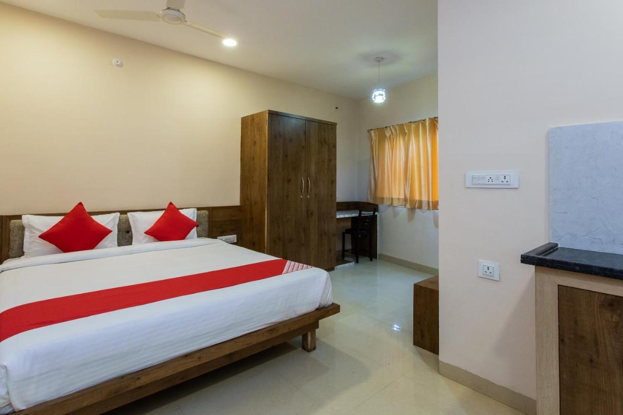 Collection O 8267 Galaxy Inn Kochi Exteriör bild