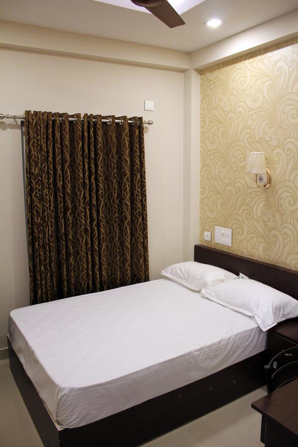 Collection O 8267 Galaxy Inn Kochi Exteriör bild