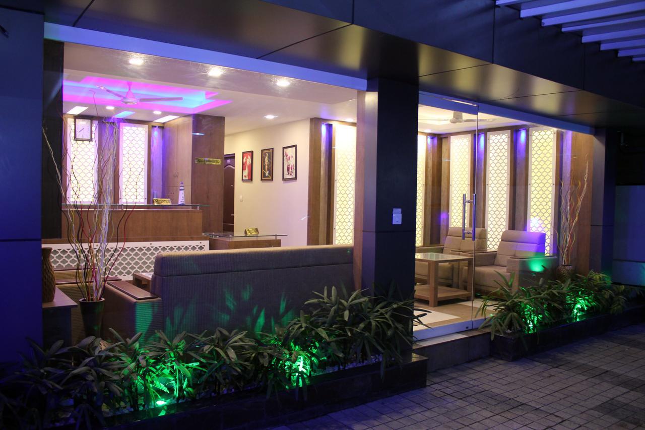 Collection O 8267 Galaxy Inn Kochi Exteriör bild